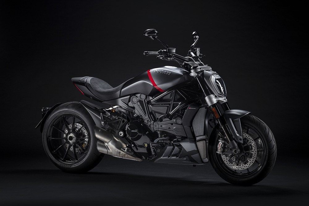 <div class='descrGalleryTitle'>XDIAVEL BLACK STAR</div><div class='descrGalleryText'><p>La nuova versione XDiavel Black Star mostra invece agli appassionati il lato sportivo della cruiser Ducati, con una livrea e un equipaggiamento ispirati dal mondo delle auto sportive. La livrea dedicata alterna grigio e nero opachi a immancabili tocchi di rosso.</p>
</div>